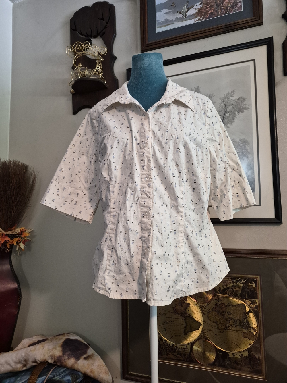 Torrid Vintage Made In USA Size 2 White Floral Button Up Shirt